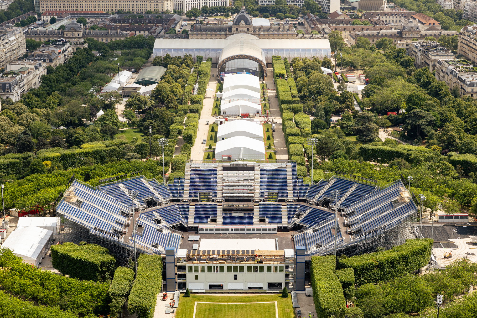 Vue plongeante sur le site temporaire des JOP du Champ de Mars depuis la tour Eiffel. 