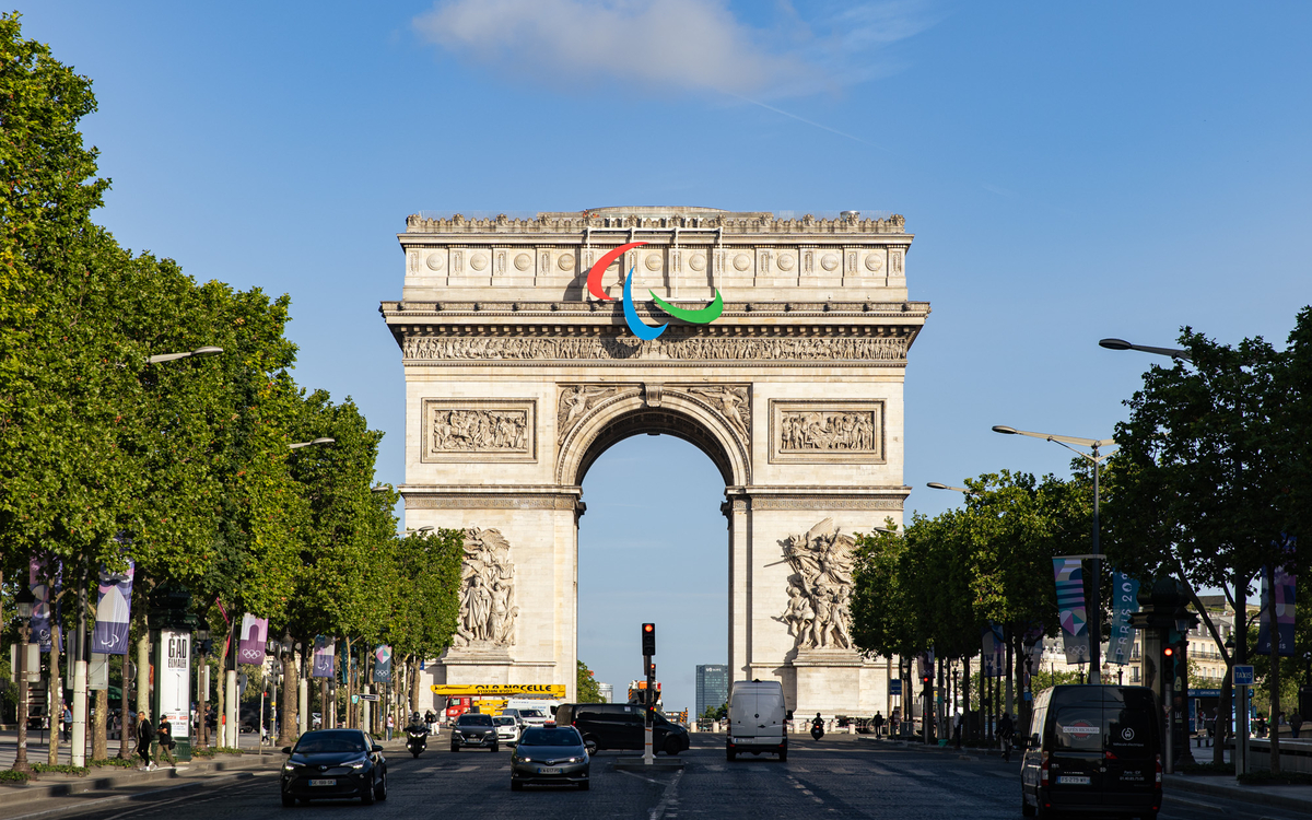 Vue sur l'Arc de Triomphe, habillé des Agitos, des Jeux Paralympiques de Paris 2024.