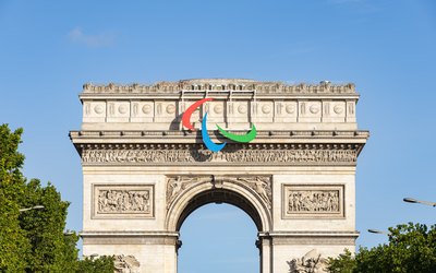 Vue sur l'Arc de Triomphe, habillé des Agitos, des Jeux Paralympiques de Paris 2024.