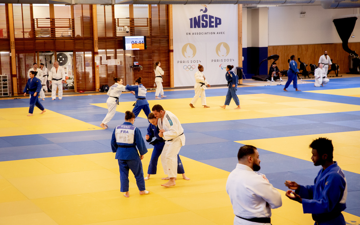 Judokas combattant sur un tatami à l'INSEP