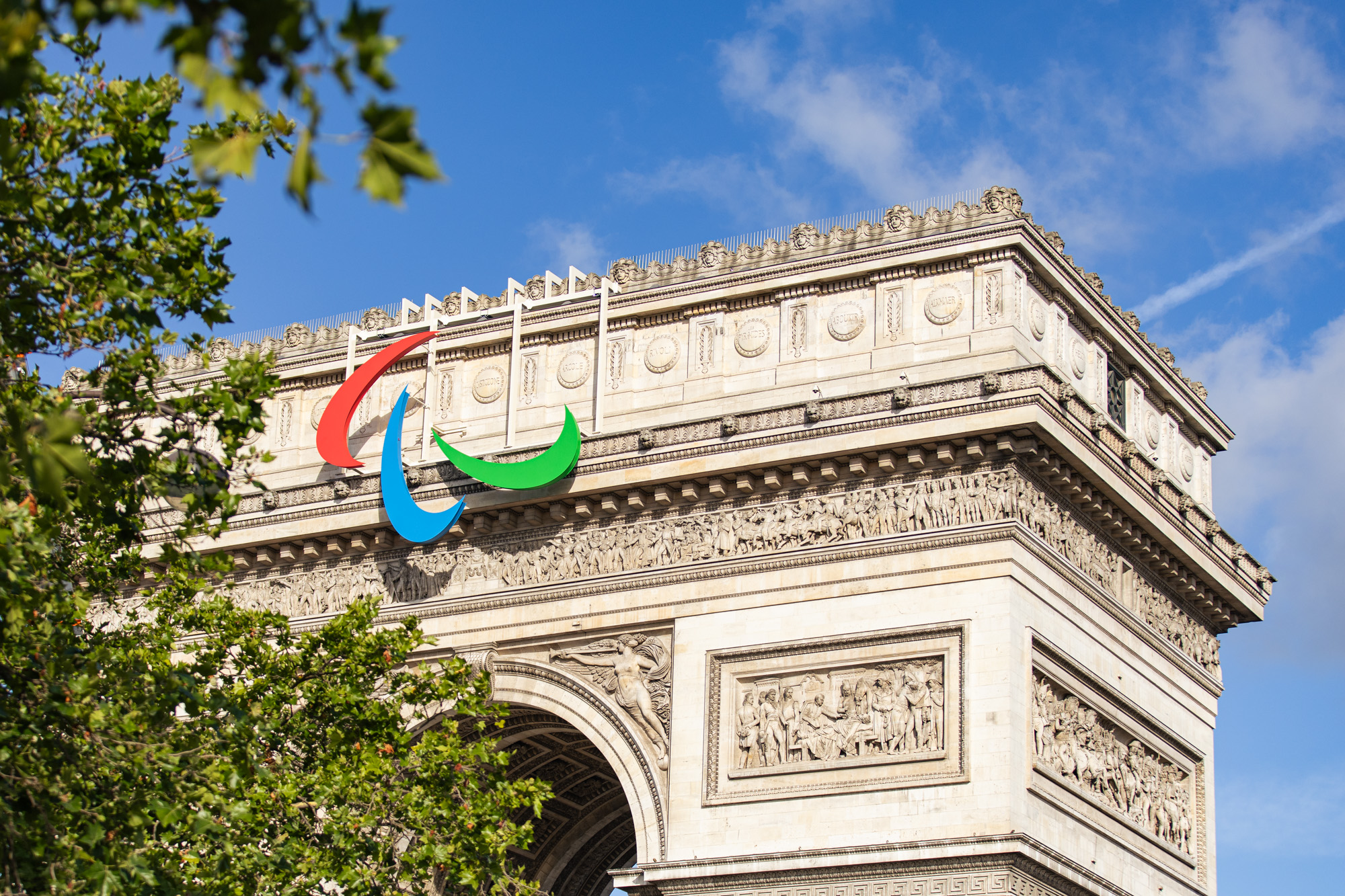 Vue sur l'Arc de Triomphe, habillé des Agitos, des Jeux Paralympiques de Paris 2024.