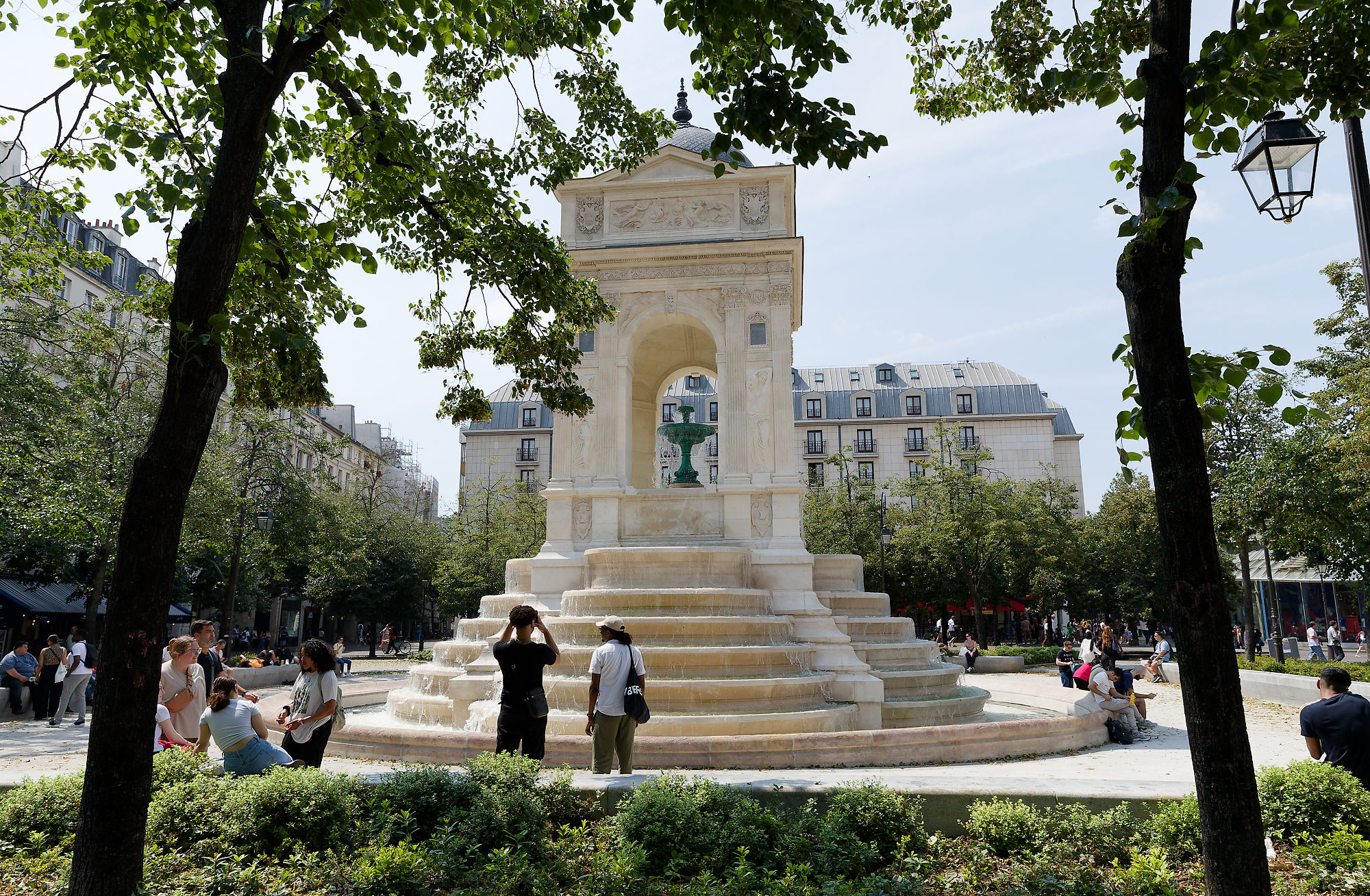 Des promeneurs devant la fontaine des Innocents.