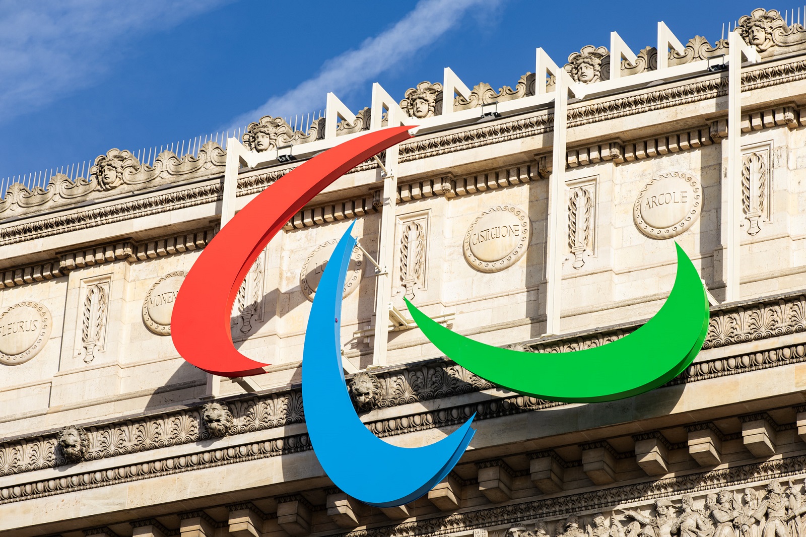 Les Agitos Installés Sur L'Arc De Triomphe ! - Ville De Paris