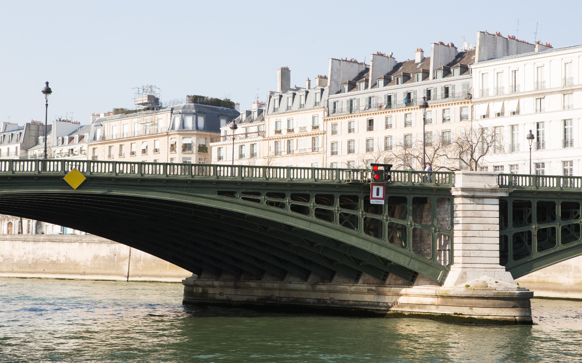 Vue sur une partie du Pont de Sully.