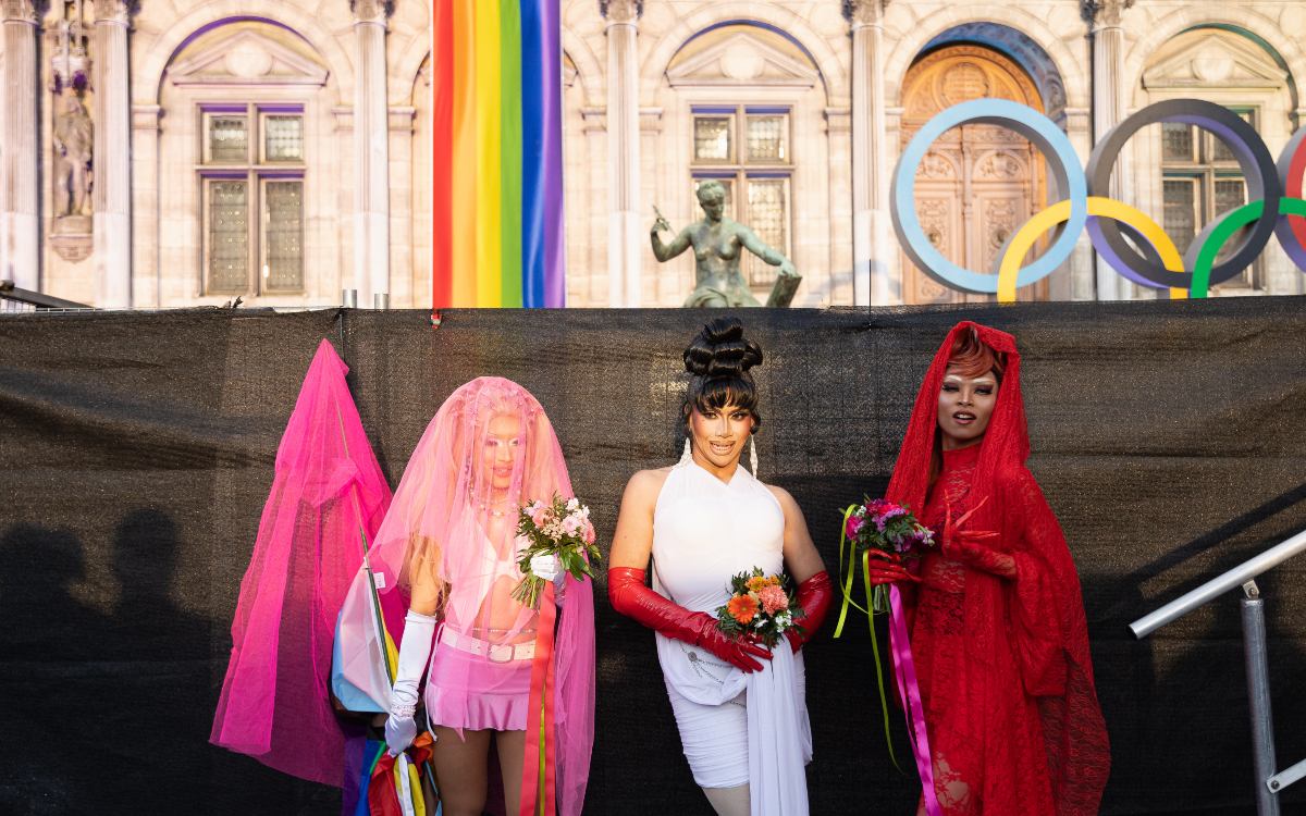 Three drag queens on the occasion of the 10th anniversary of marriage for all, in the Place de l'Hôtel de Ville.