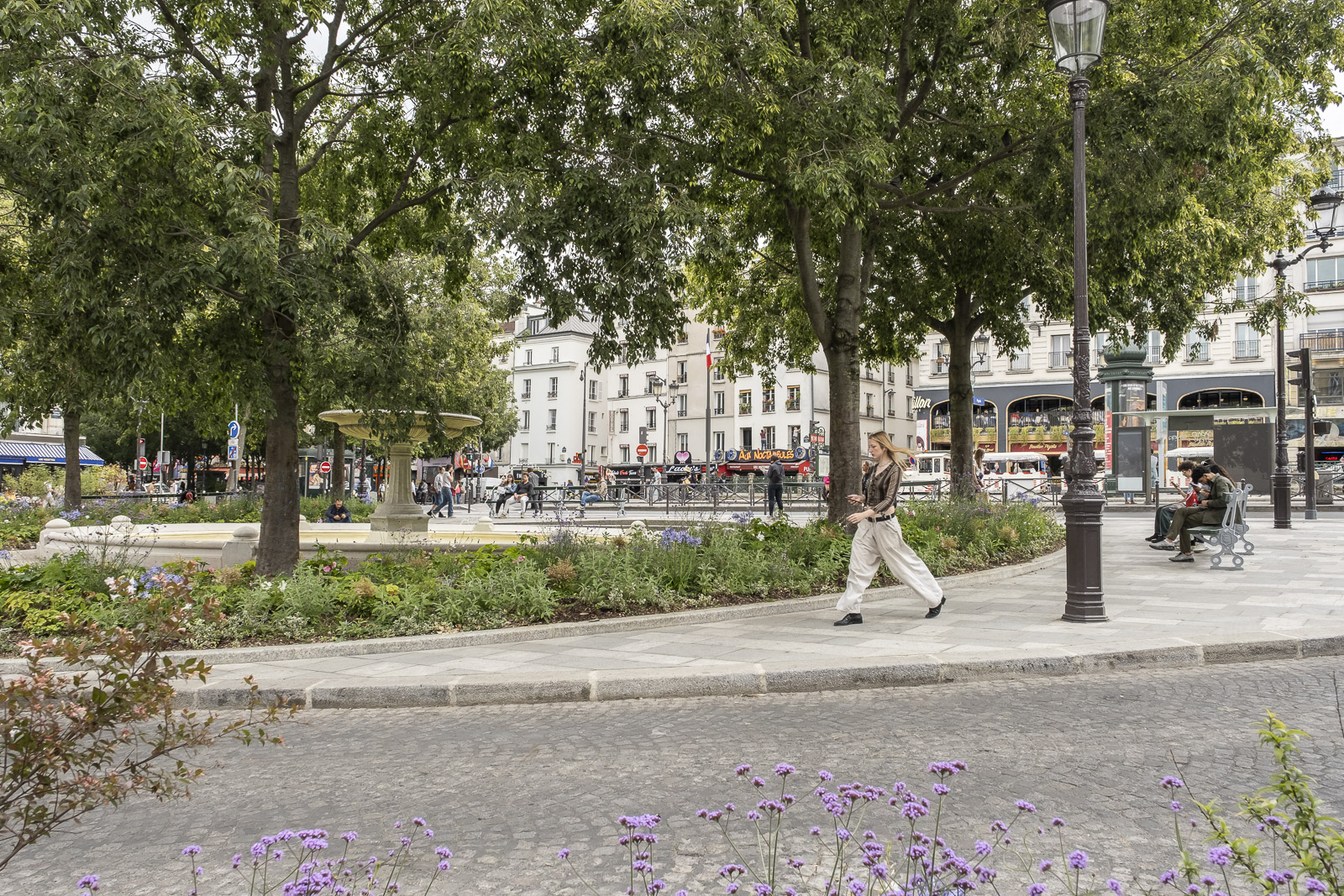 Personne marchant Place Pigalle