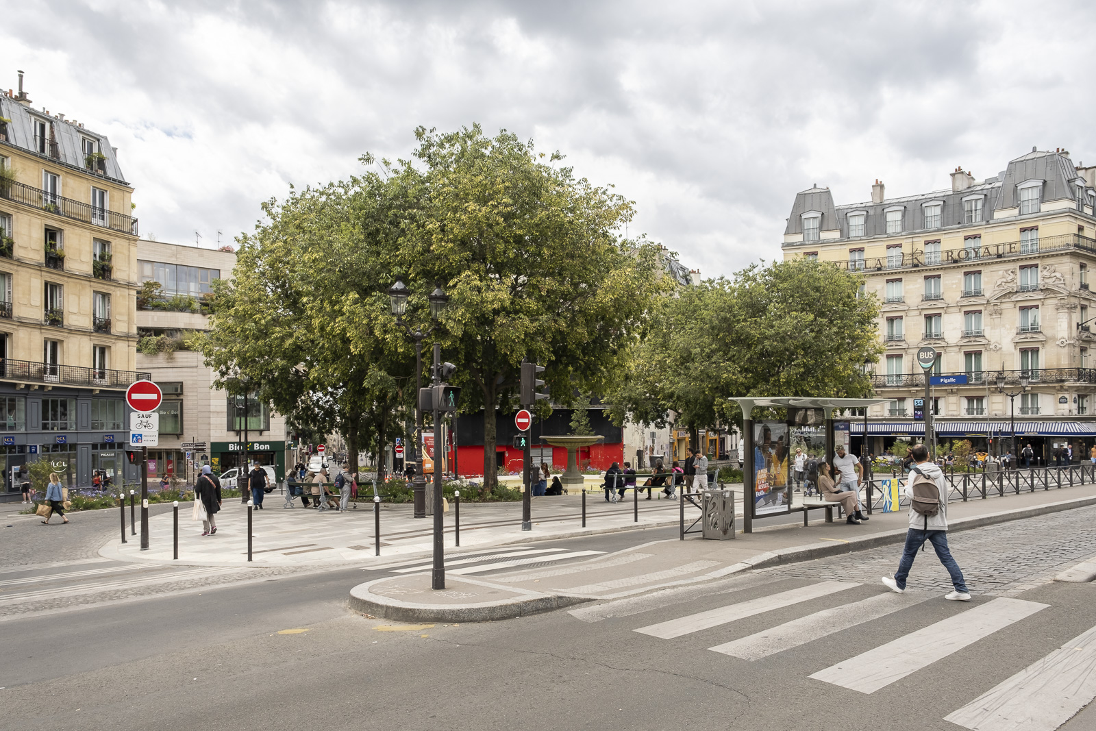 Personne sur un passage piéton