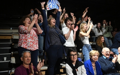 Sur les gradins du théâtre de la Concorde la public applaudit les collégiens 