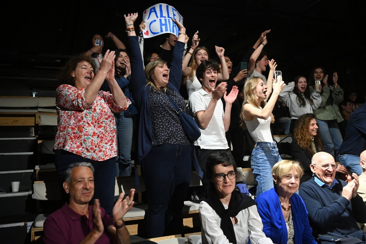 Sur les gradins du théâtre de la Concorde la public applaudit les collégiens 