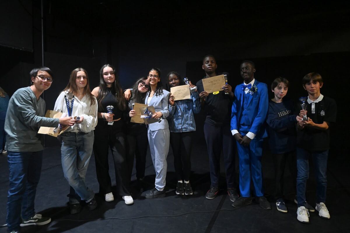 Les dix collégiens participants à la Parole en action! réunis sur scène après la remise des prix