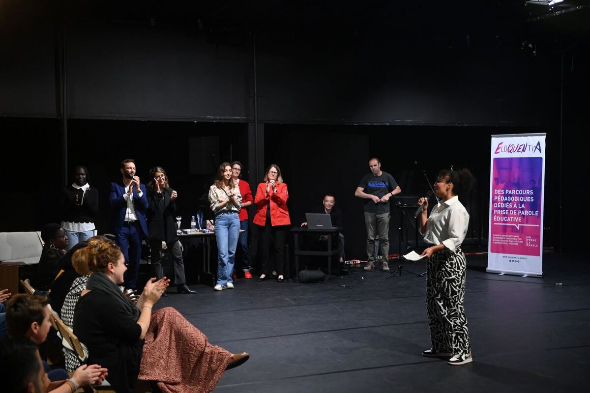 Le jury du concours se tient debout pour applaudir les lauréats du concours