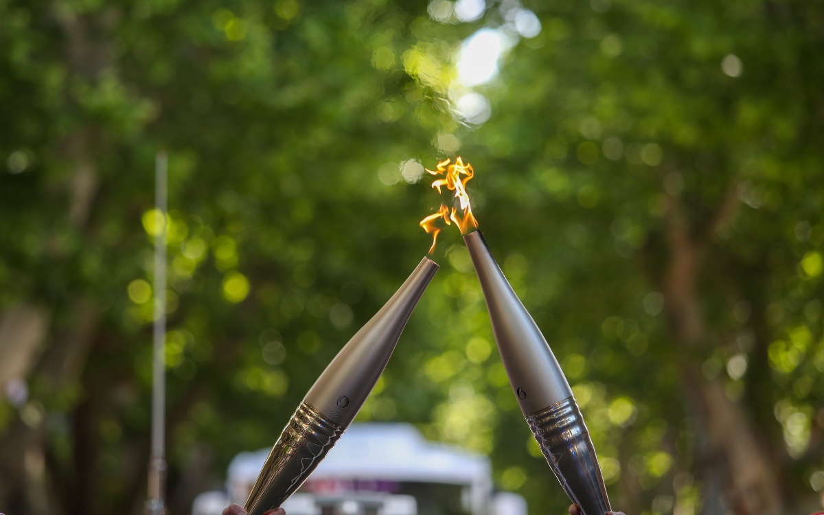 Deux torches olympiques pour le relais de la flamme.