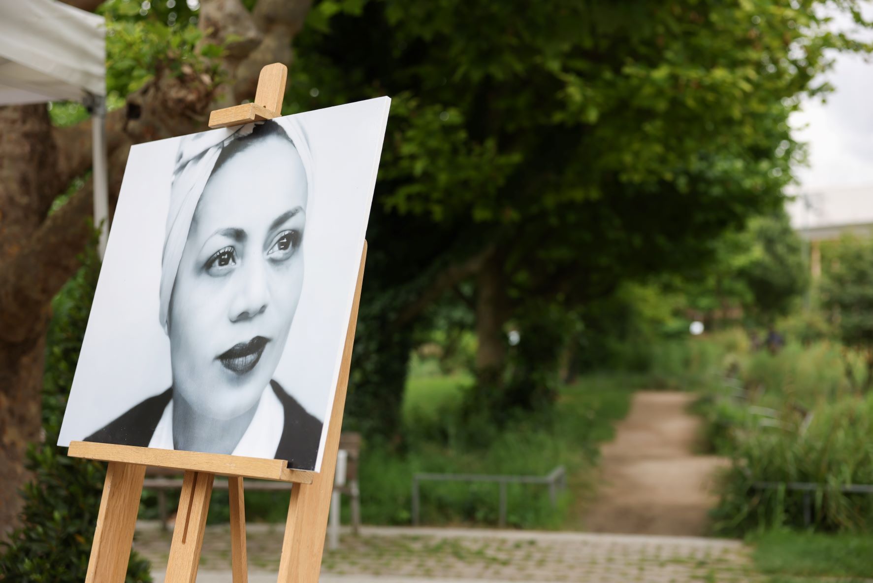 Photographie de Jane Vialle dans le jardin Jane Vialle de Paris 18