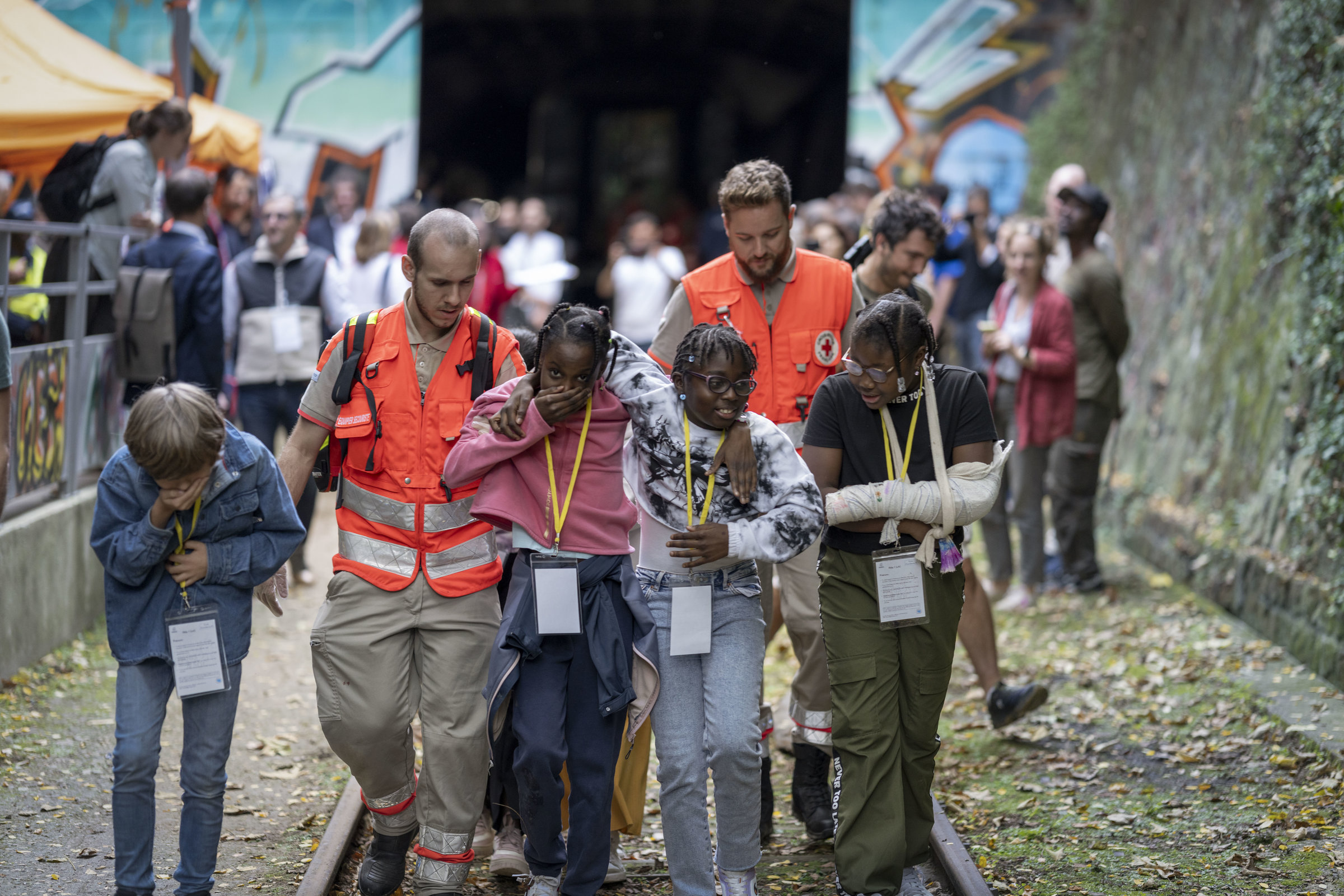 Enfants étant évacués vers un tunnel