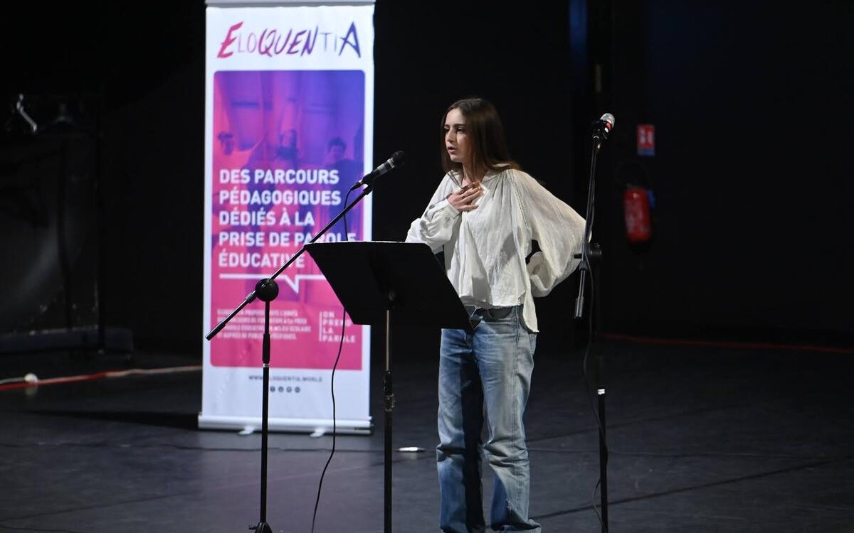 La gagnante du concours d'éloquence pendant son discours