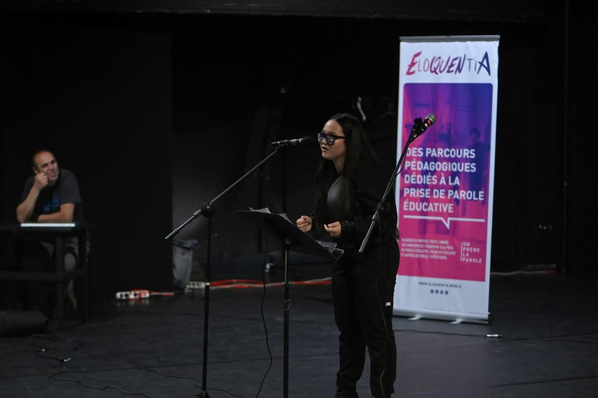 Une candidate du concours d'éloquence pendant son discours