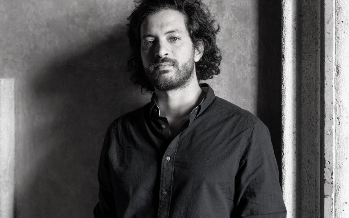 photo en noir et blanc de l'artiste