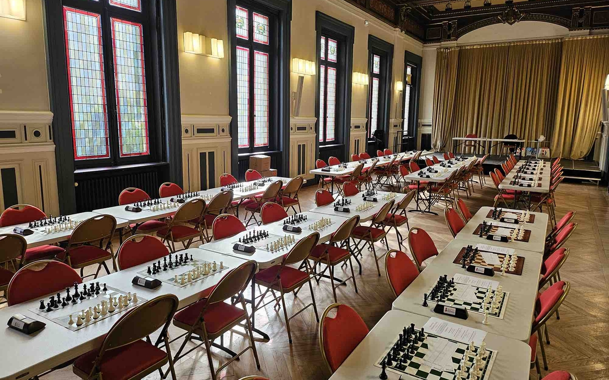 jeux d'échecs dans la salle des fêtes de la Mairie de Paris Centre