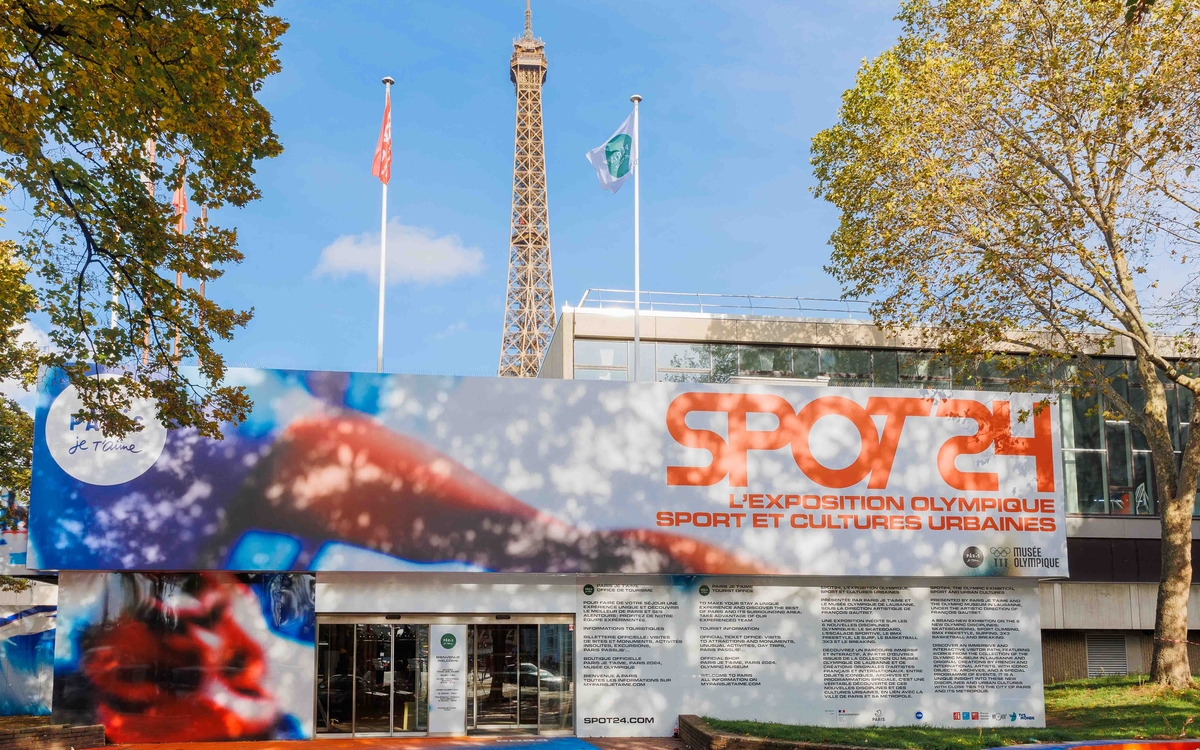 Sport 24 en premier plan et la tour Eiffel au second plan