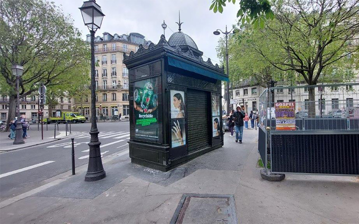 kiosque parisien dans une rue animée
