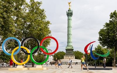 Personnes se promenant Place de la Bastille