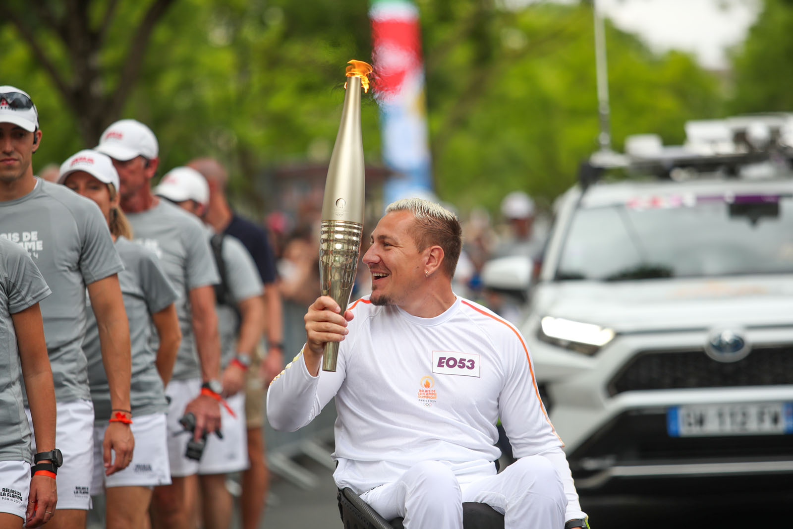 Porteur de la flamme olympique en fauteuil roulant