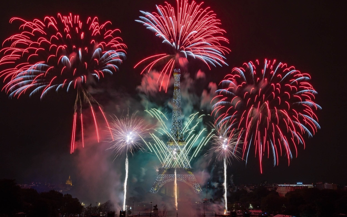 A l’occasion des festivités du 14 juillet 2024, la circulation et le stationnement seront modifiés provisoirement dans le nord-ouest du 15e. Le stationnement est interdit du 13 juillet au 15 juillet place de Kyoto, place des Martyrs Juifs du Vélodrome d’Hiver et quai Jacques Chirac. La circulation sera interdite le 14 juillet sur un périmètre plus large que vous pouvez retrouver sur la carte ici
