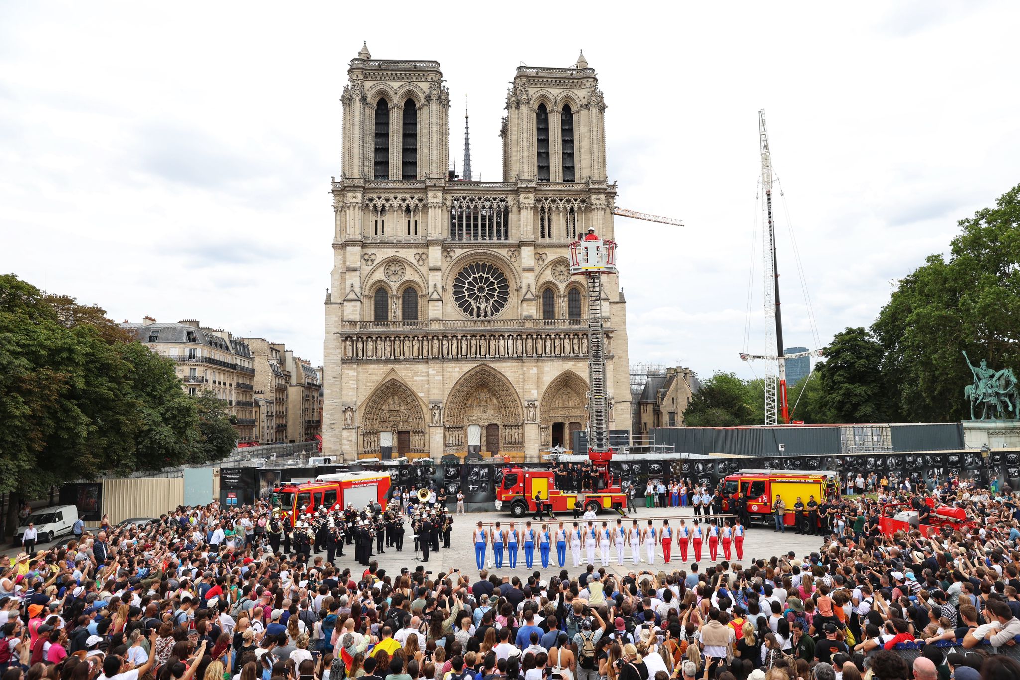 For the flame's passage through Notre-Dame, the Paris Fire Brigade's gymnastics section treated spectators to an artistic and sporting performance.