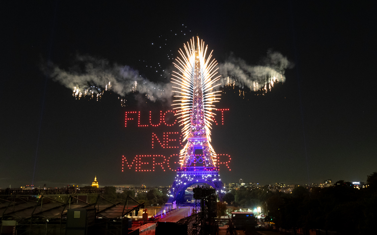 L'emblème de Paris dessiné par des drones devant la tour Eiffel pour le feu du 14 juillet.