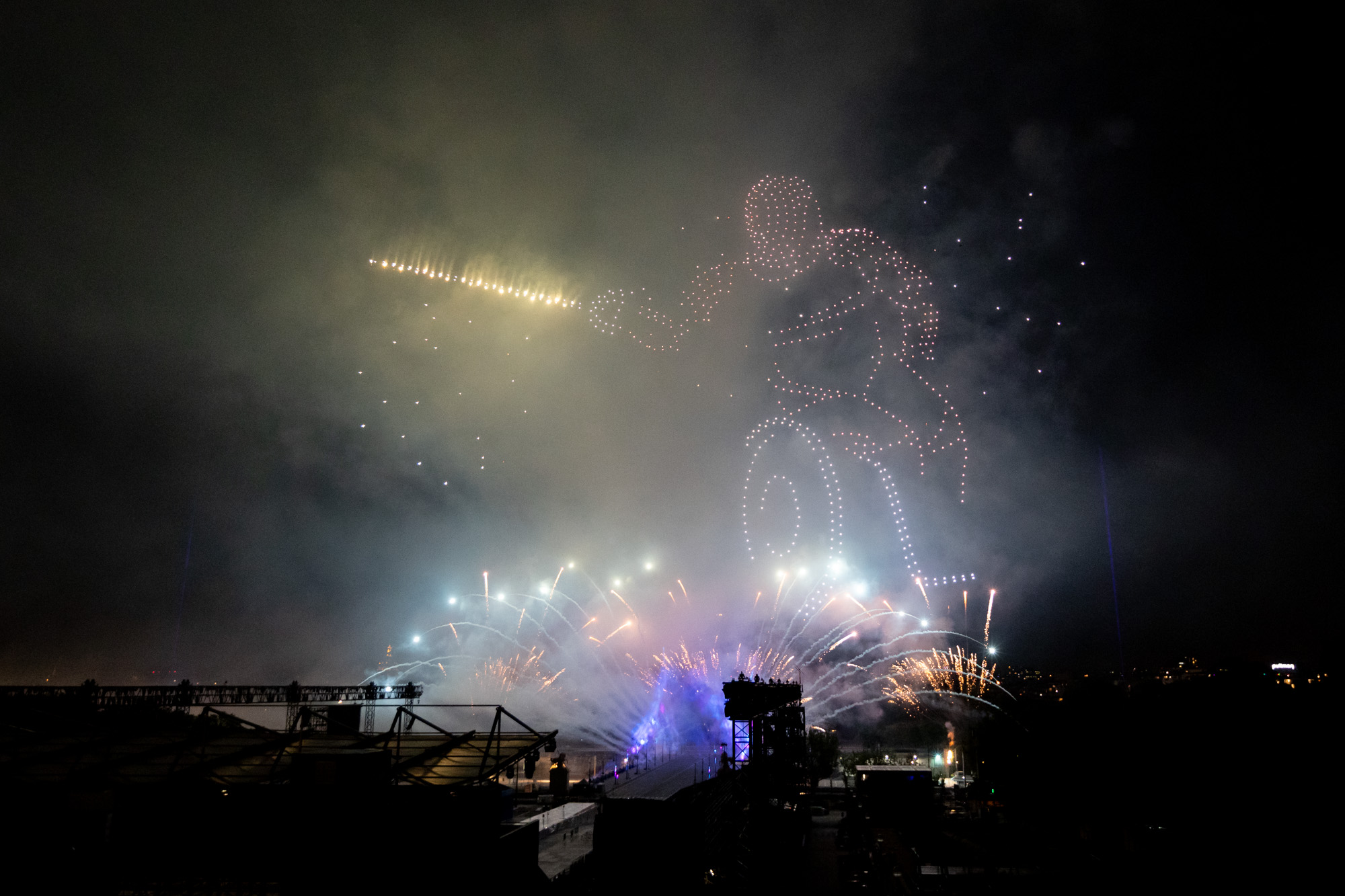 Un para-escrimeur dessiné par des drones dans le ciel parisien pour le 14 juillet 2024.