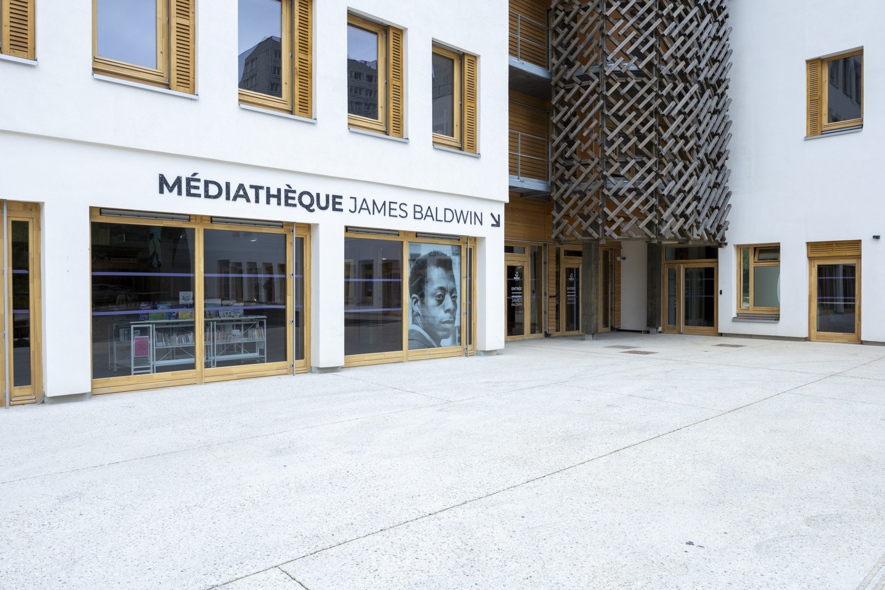 Façade de la médiathèque avec le visage de James Baldwin