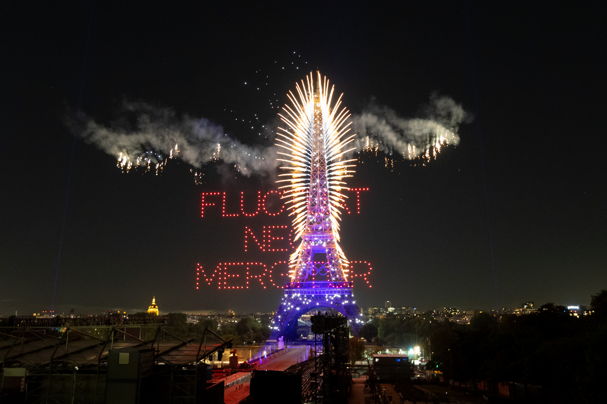 L'emblème de Paris dessiné par des drones devant la tour Eiffel pour le feu du 14 juillet.