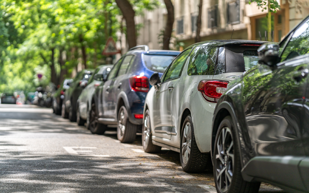 Des voitures stationnées dans Paris. 