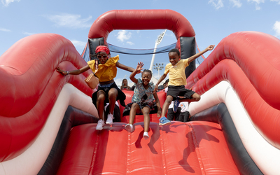 Des enfants s'amusant sur une structure gonflable lors des finales des Olympiades des arrondissements, stade Charlety.