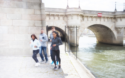 Deux hommes et deux femmes courent près du Pont Neuf 