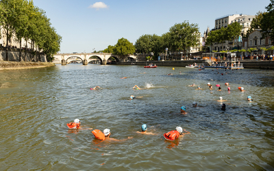 Des personnes se baignent dans la Seine.