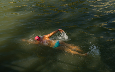 Une personne fait du crawl dans la Seine.