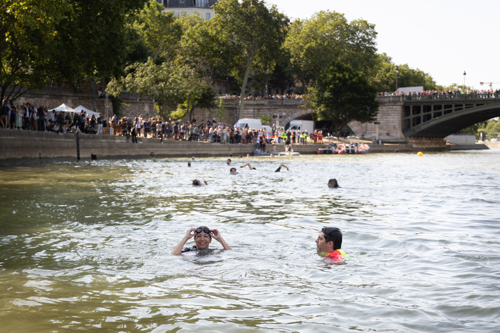 Affublée de lunettes de plongée, Anne Hidalgo se baigne dans la Seine. 