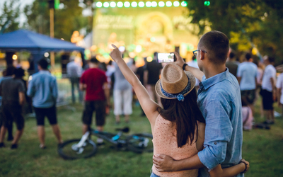 Un couple assiste à un festival en plein air