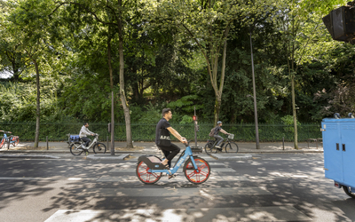 vélo circulant sur une piste cyclable