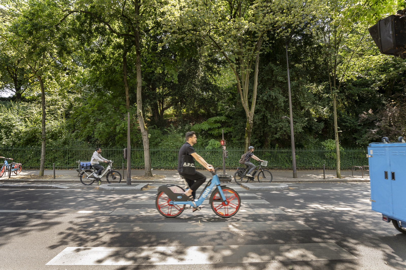 vélo circulant sur une piste cyclable