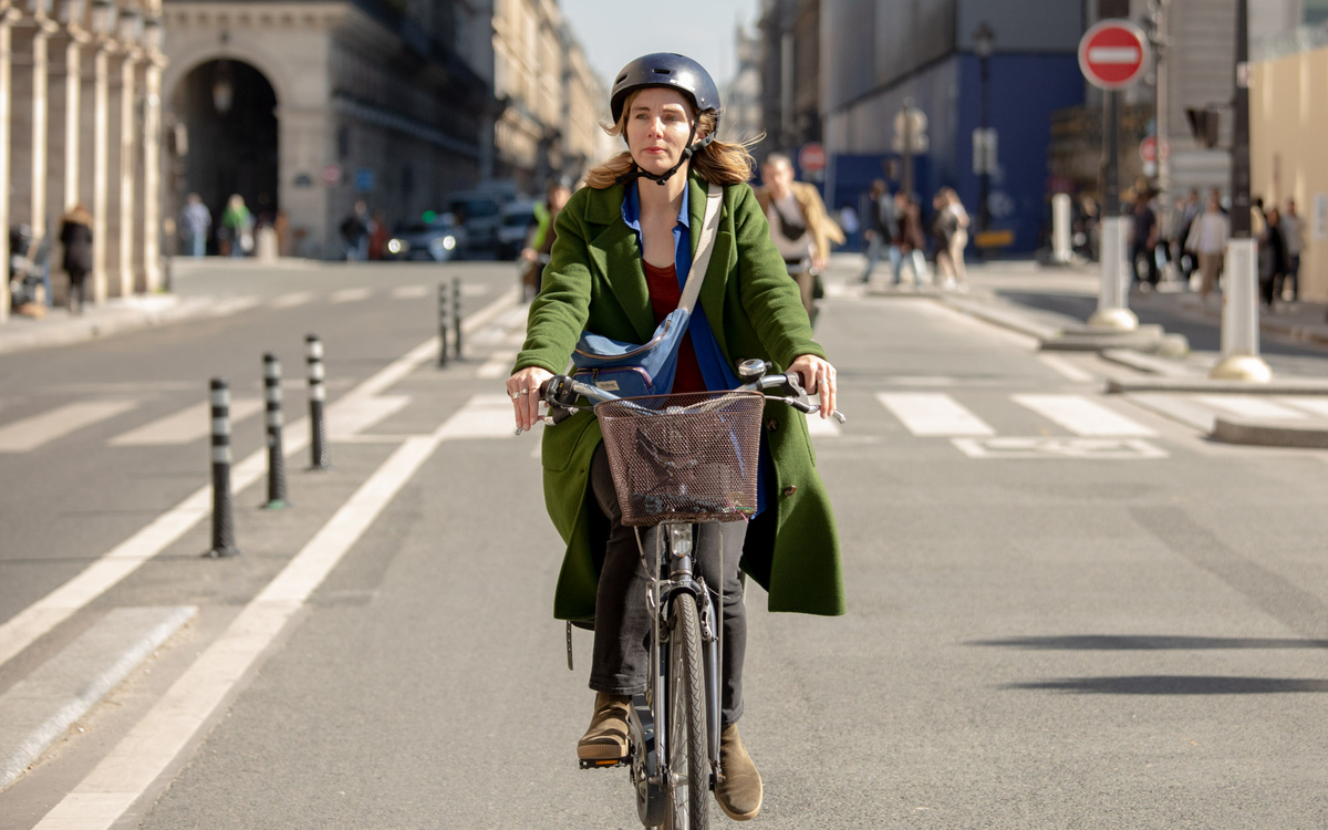 Photo d'une cycliste rue de Rivoli