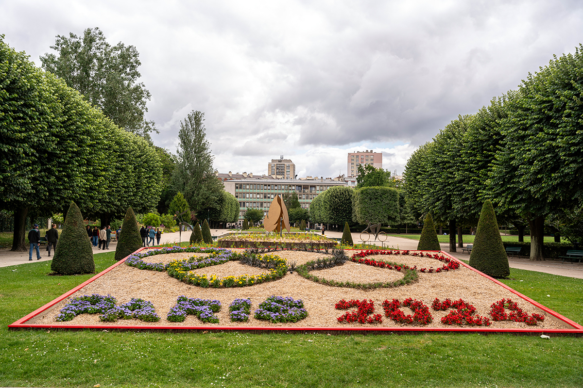 Les anneaux ainsi que l'inscription Paris 2024 sont représentés avec des fleurs dans le parc de Choisy.