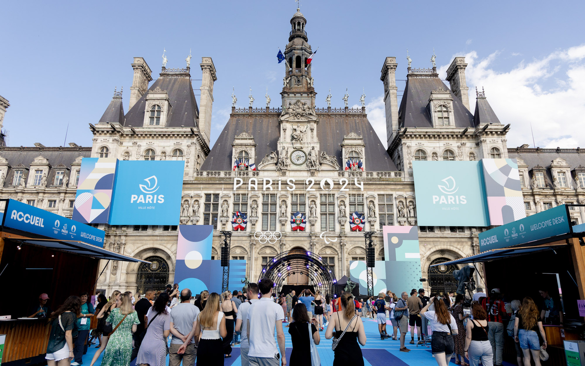 Fan zone de la terrasse des Jeux sur le parvis  de la Mairie de Paris. 