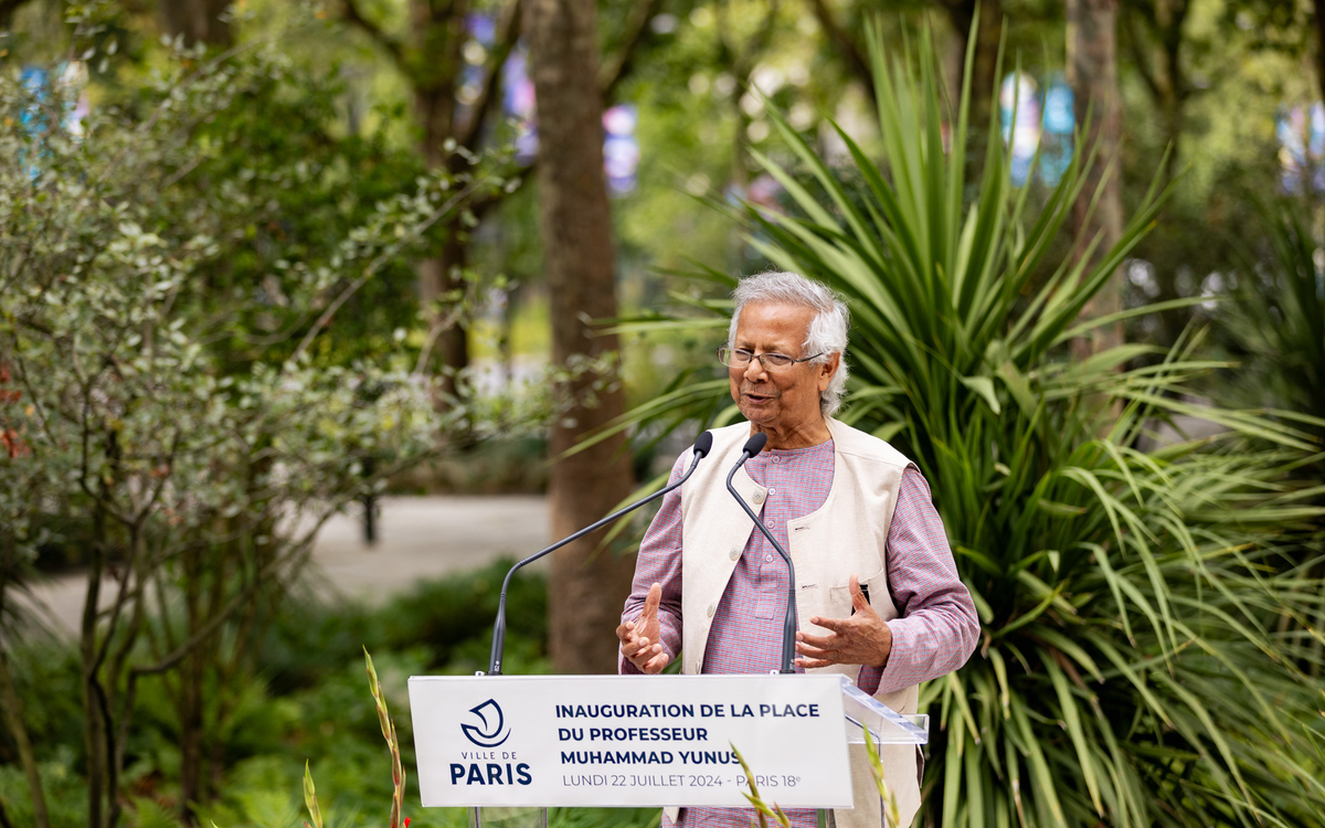 Le Professeur Muhammad Yunus s'adresse au public lors de l'inauguration de sa place vers le Rond-Point de la Chapelle.