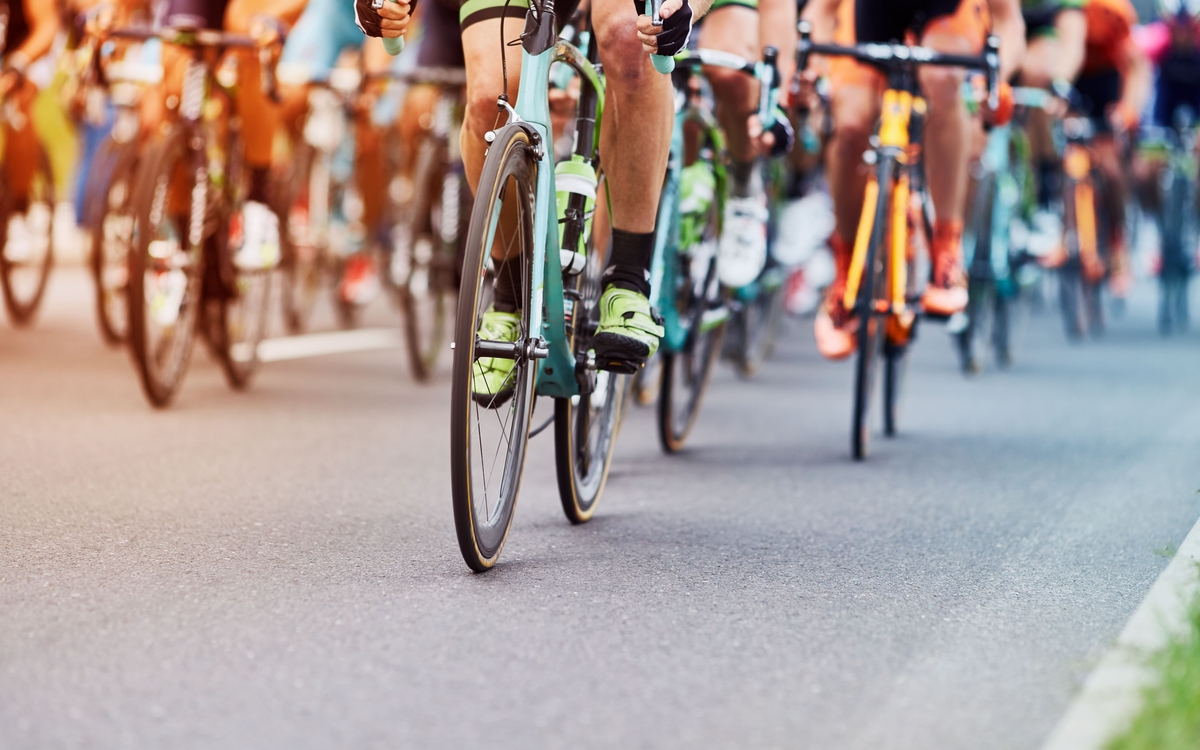 On y voit des gens faire du vélo