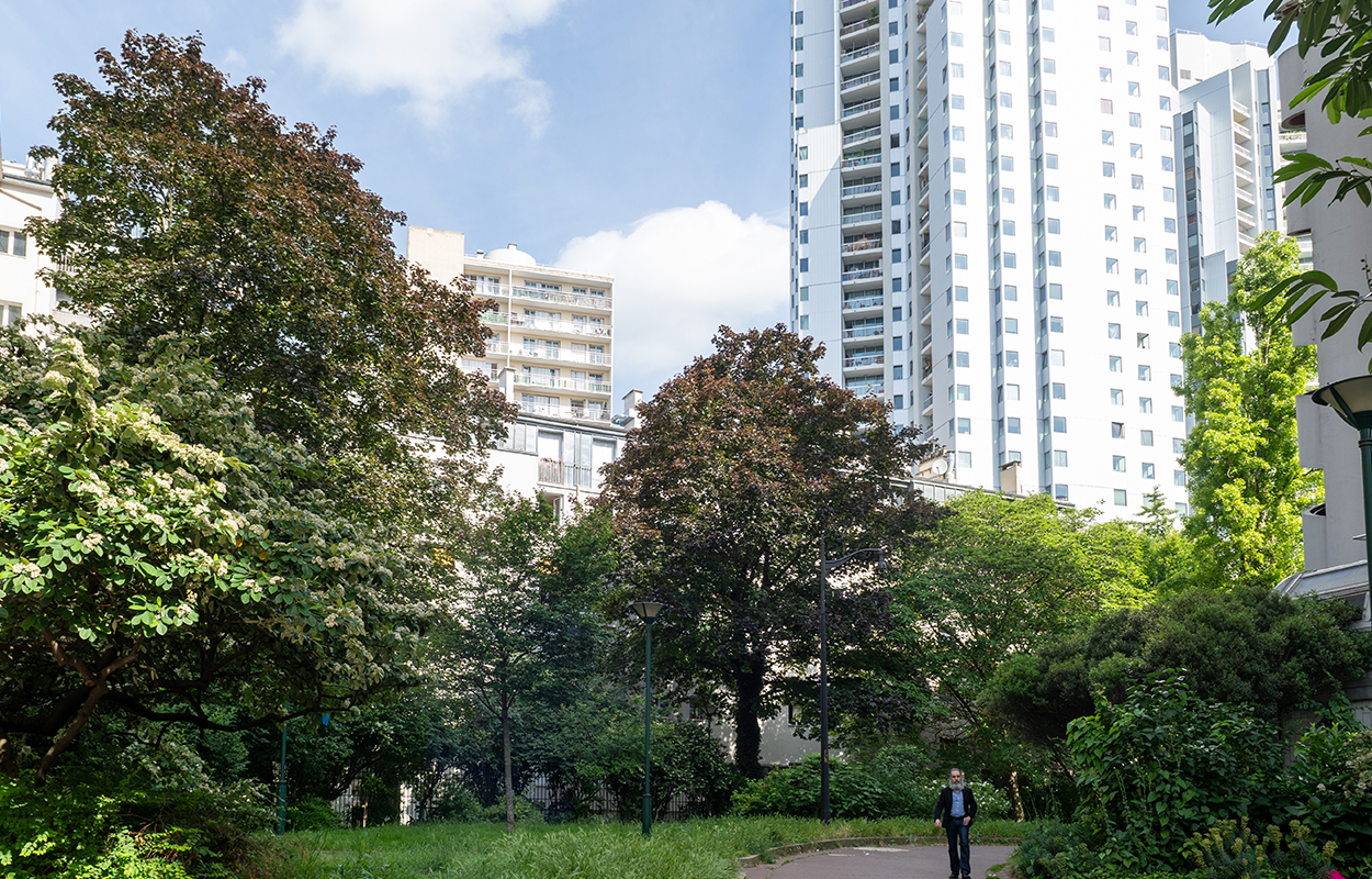 Personne se promène dans le parc Orgues de Flandre 
