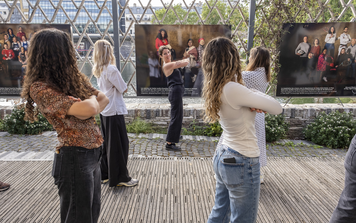 Une jeune femme apprend la danse des Jeux à un groupe de jeunes