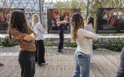 Une jeune femme apprend la danse des Jeux à un groupe de jeunes