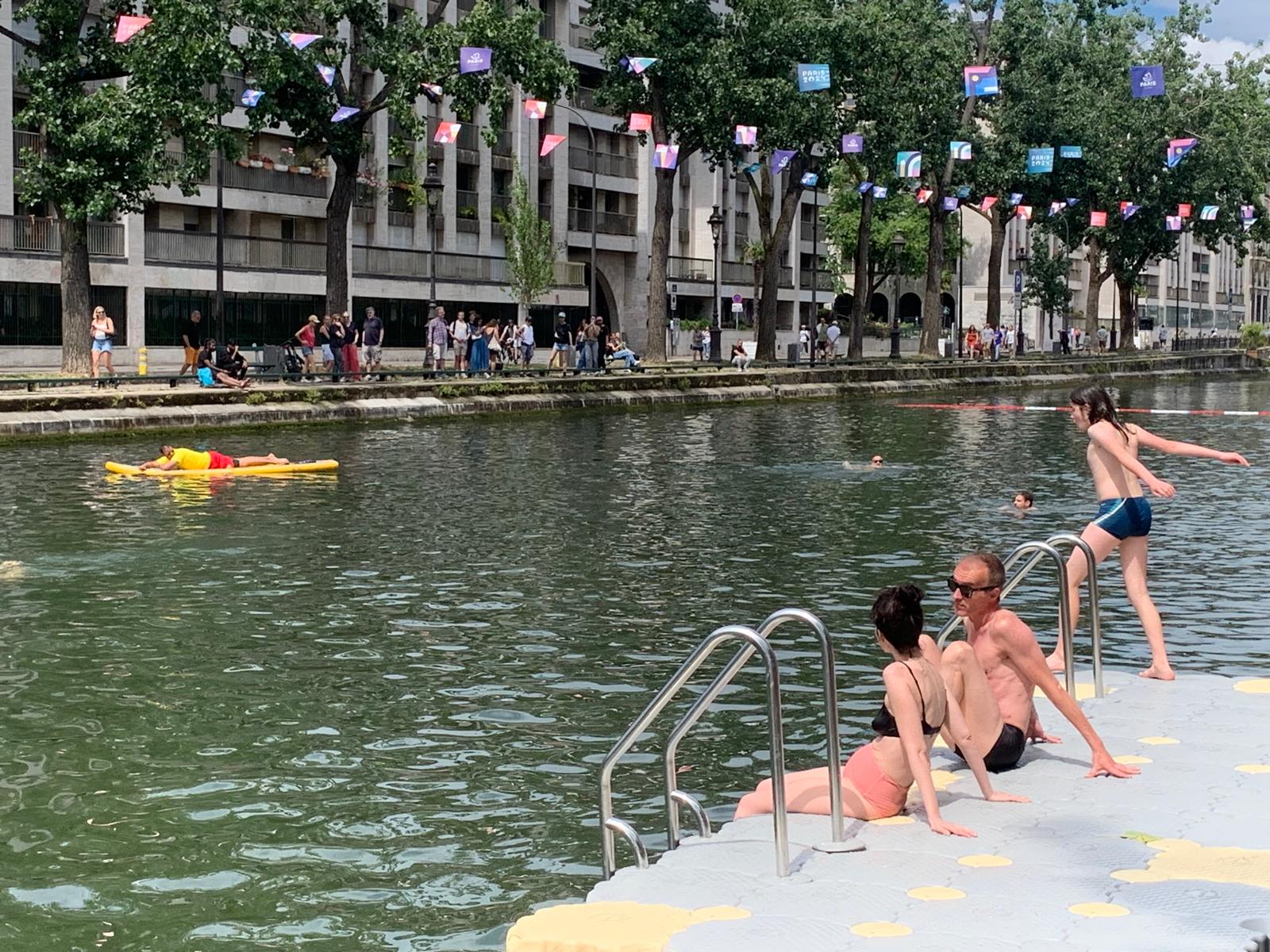 Photo de baigneurs au canal Saint-Martin